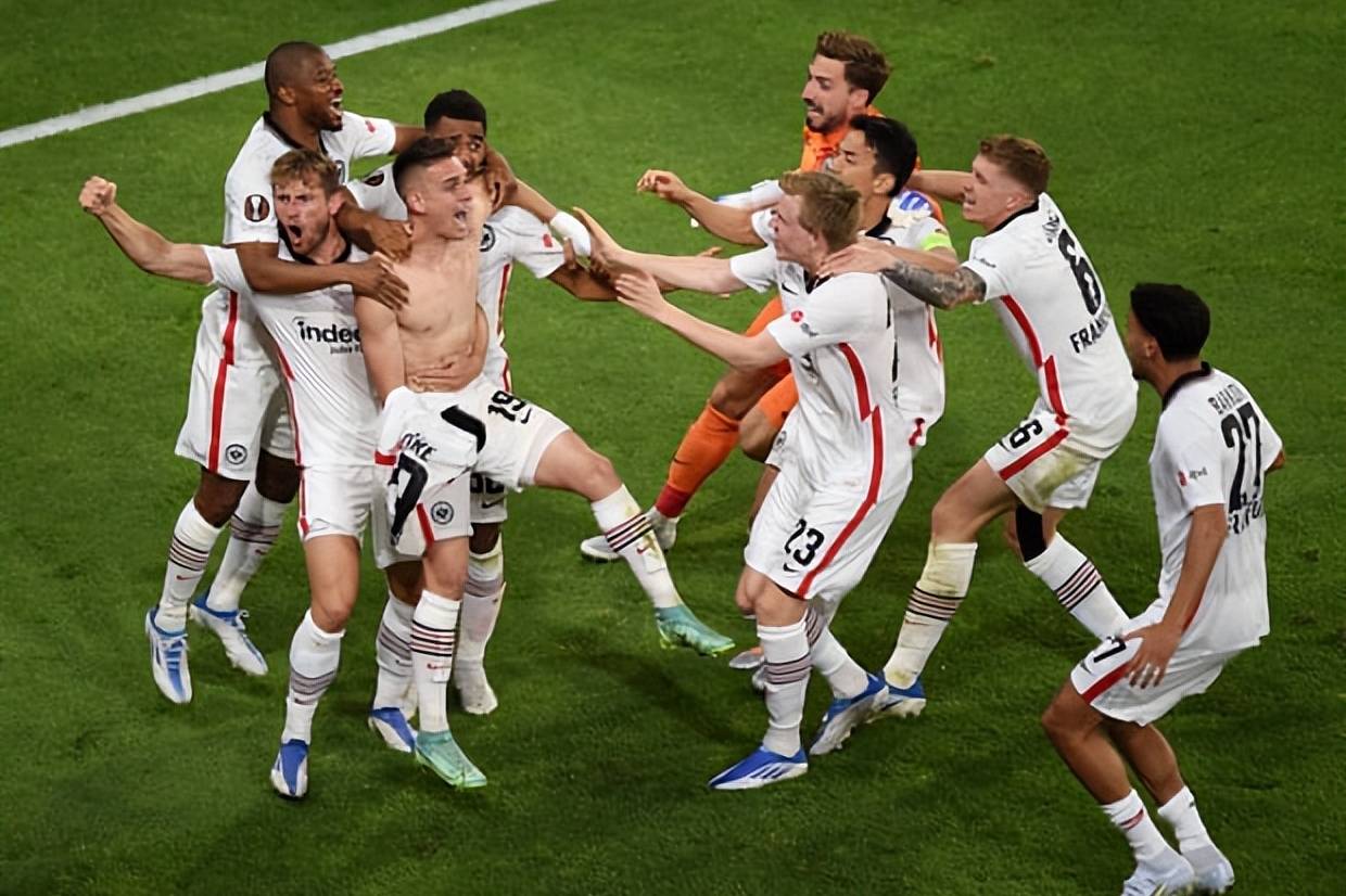 德甲今夜再迎强敌，法兰克福回应争议，主帅态度：赛场秩序良好，轮换策略成焦点